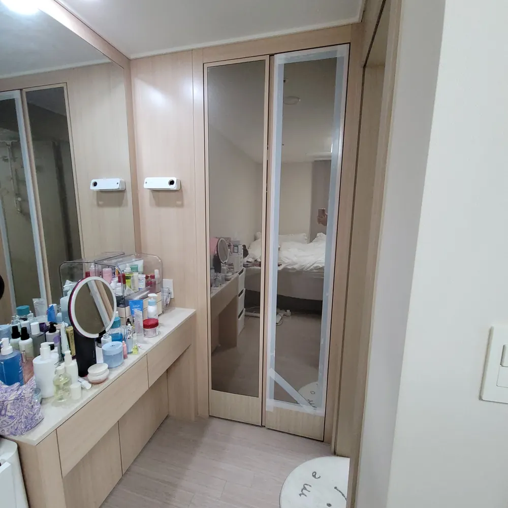 거울 도어를 무광 화이트 도어로 교체 시공 전 경기 고양시 일산동구 장항동